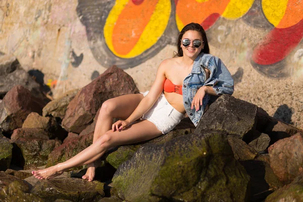 Gyönyörű fiatal nő a strandon — Stock Fotó