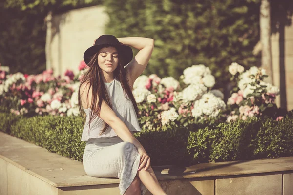 Schöne junge Boho-Frau im Park — Stockfoto