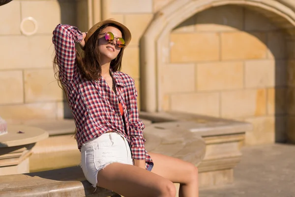 Beautiful young boho woman with a retro stereo sitting on a stre — Stock Photo, Image