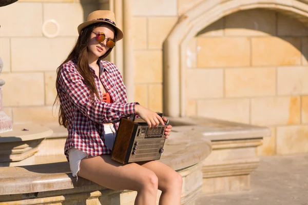 복고풍 스테레오는 스트림을에 앉아 아름 다운 젊은 boho 여자 — 스톡 사진