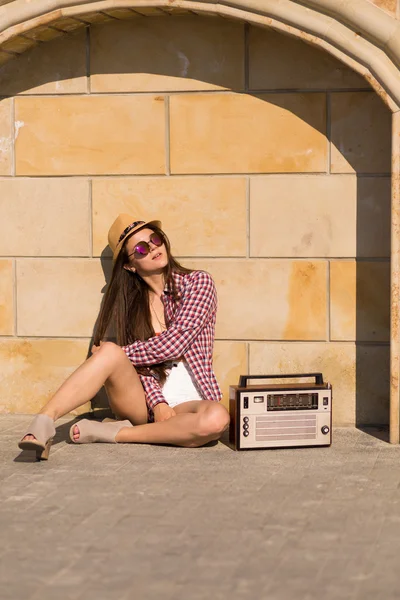 Viyadükler üzerinde oturan bir retro stereo kadınla güzel genç boho — Stok fotoğraf