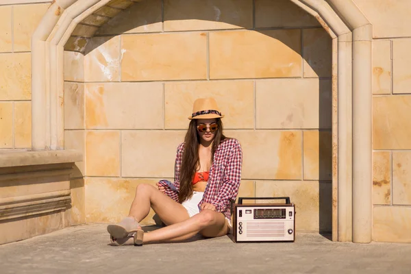 Viyadükler üzerinde oturan bir retro stereo kadınla güzel genç boho — Stok fotoğraf