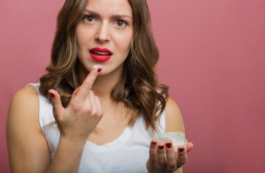 Nemlendirici krem şişeyle güzel kadın