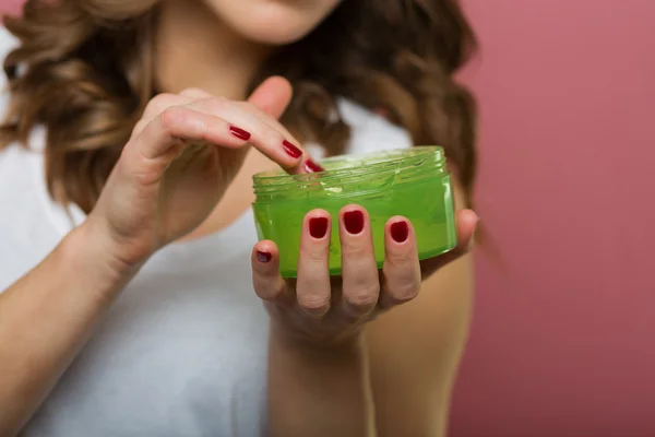 Güzel bir kadınla bir aloe vera jel şişe