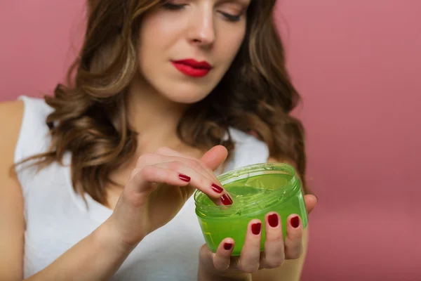 Bella donna con una bottiglia di gel di aloe vera — Foto Stock