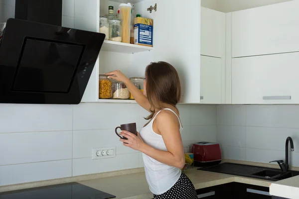 Mooie vrouw in haar keuken — Stockfoto