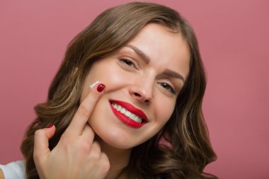 Güzel bir yüz nemlendirici kadınla