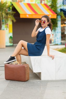 Kadın bir retro çanta