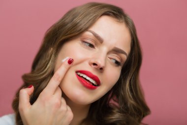 Güzel bir yüz nemlendirici kadınla