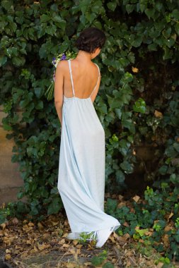 Çiçekli güzel bir kadın.