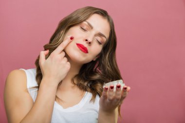 Güzel bir yüz nemlendirici kadınla