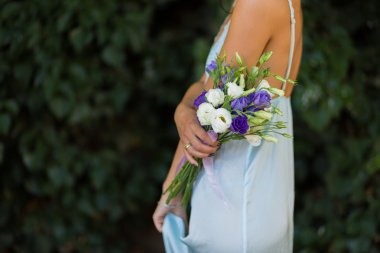 Çiçekli güzel bir kadın.