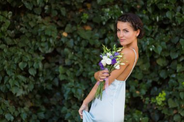 Çiçekli güzel bir kadın.