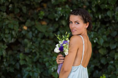 Çiçekli güzel bir kadın.