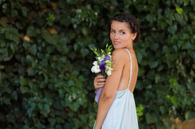 Çiçekli güzel bir kadın.