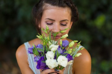 Çiçekli güzel bir kadın.