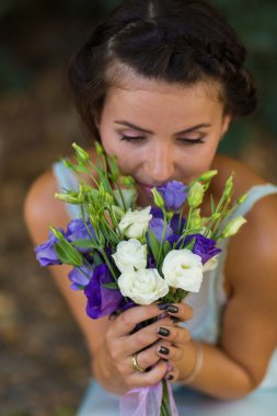 Çiçekli güzel bir kadın.