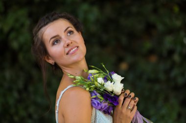 Çiçekli güzel bir kadın.