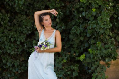 Çiçekli güzel bir kadın.