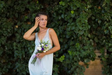 Çiçekli güzel bir kadın.