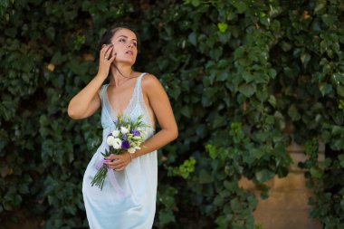 Çiçekli güzel bir kadın.