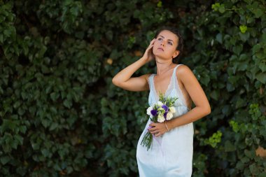 Çiçekli güzel bir kadın.