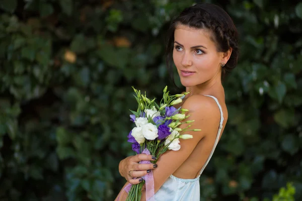 Bella donna con un fiore — Foto Stock