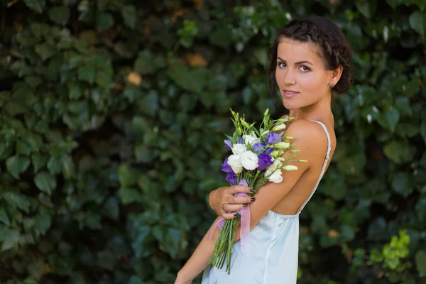 Çiçekli güzel bir kadın.