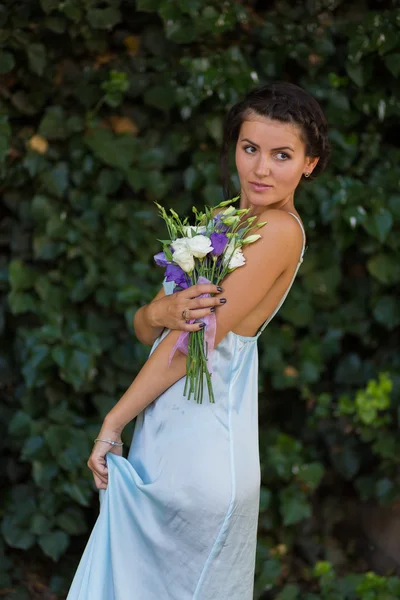 Mulher bonita com flores — Fotografia de Stock