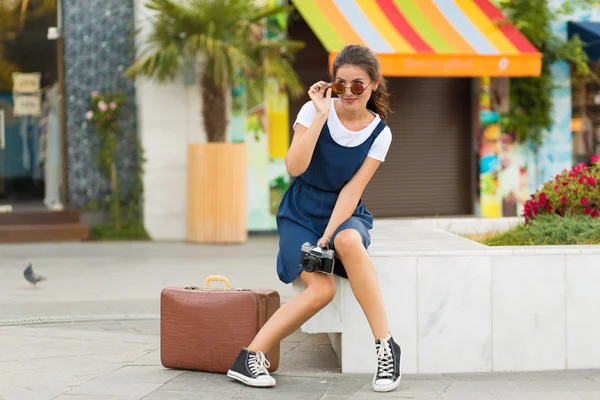 Femme avec une valise rétro — Photo