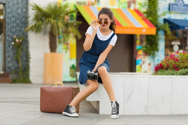 Woman with a retro suitcase — Stock Photo, Image