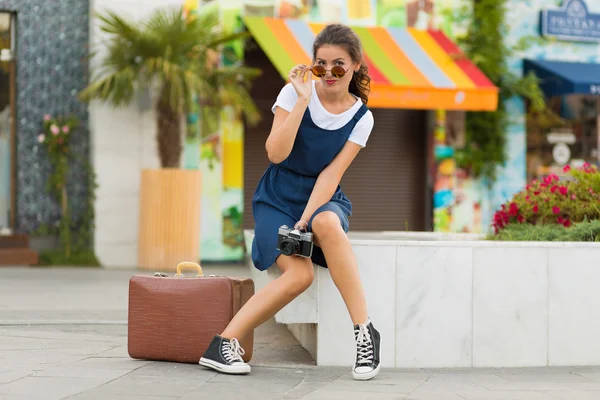 Femme avec une valise rétro — Photo