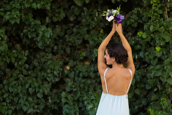 Hermosa mujer con flores — Foto de Stock