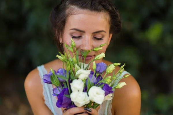 Mooie vrouw met een bloemen — Stockfoto