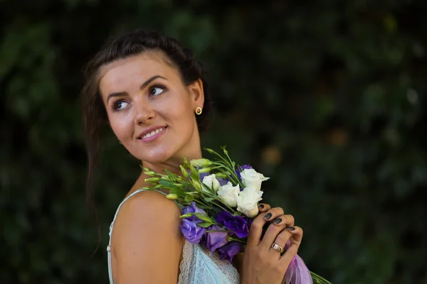 Schöne Frau mit einer Blume — Stockfoto