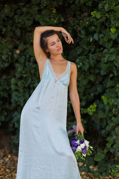 Mulher bonita com flores — Fotografia de Stock