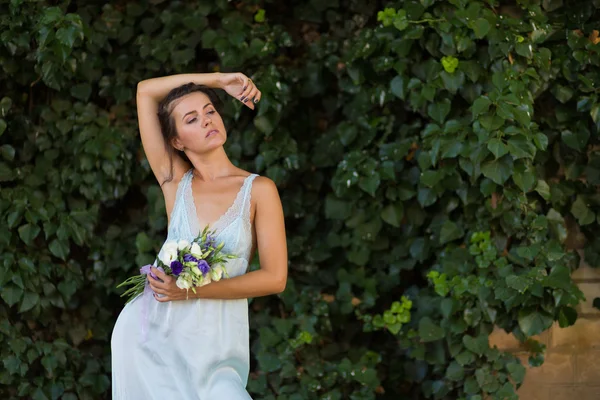 Çiçekli güzel bir kadın. — Stok fotoğraf