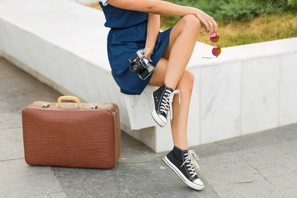 Frau mit Retro-Koffer — Stockfoto