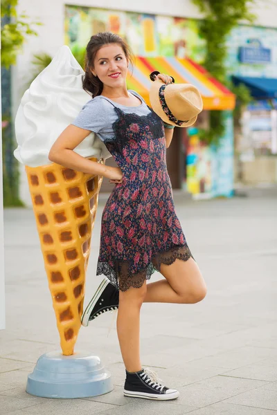 Stylish woman in summer city — Stock Photo, Image