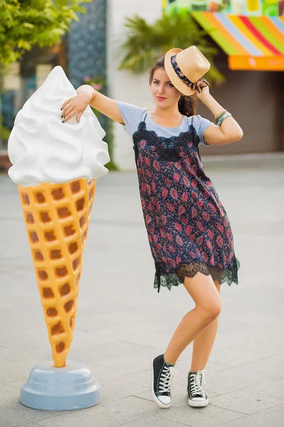 Stylish woman in summer city — Stock Photo, Image