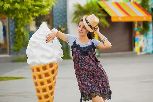 Stylish woman in summer city — Stock Photo, Image