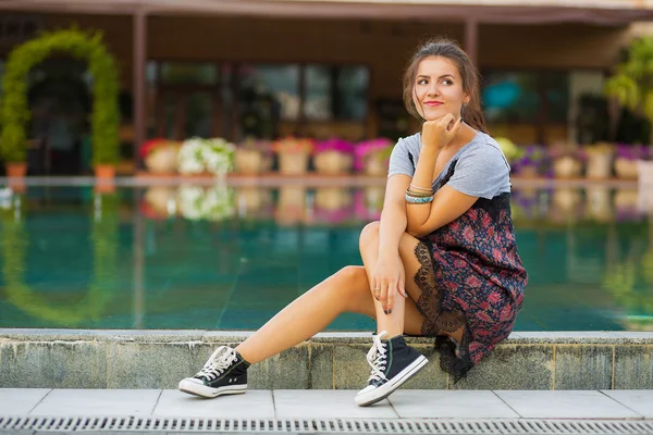 Jovem mulher na cidade de verão — Fotografia de Stock