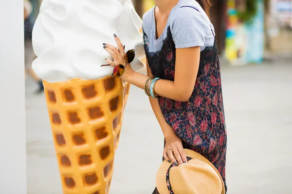 Stylish woman in summer city — Stock Photo, Image