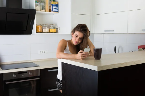 Mulher em sua cozinha pela manhã — Fotografia de Stock