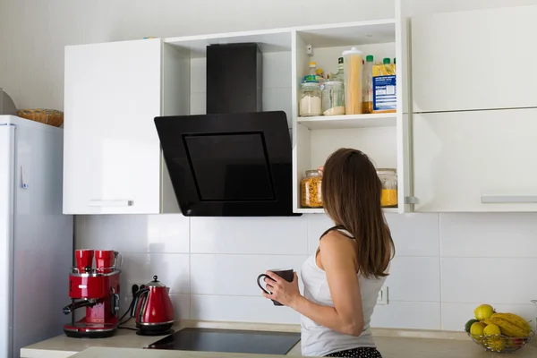 Vrouw in haar keuken in de ochtend — Stockfoto