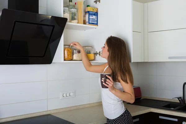 Mulher em sua cozinha pela manhã — Fotografia de Stock