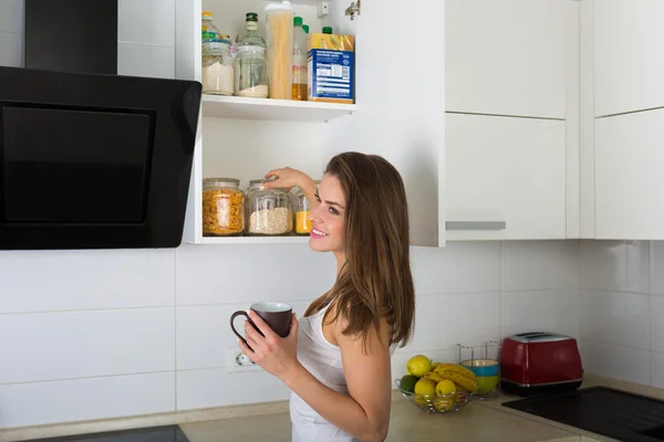Mulher em sua cozinha pela manhã — Fotografia de Stock