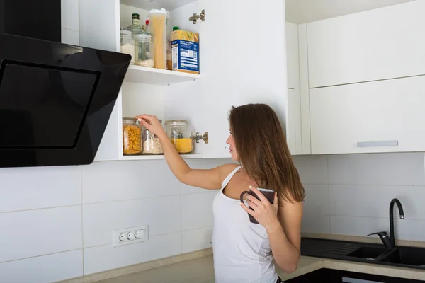 Vrouw in haar keuken in de ochtend — Stockfoto