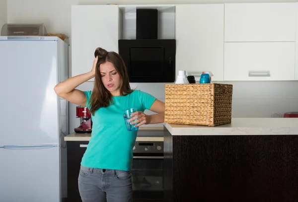 Mujer limpiando su casa — Foto de Stock
