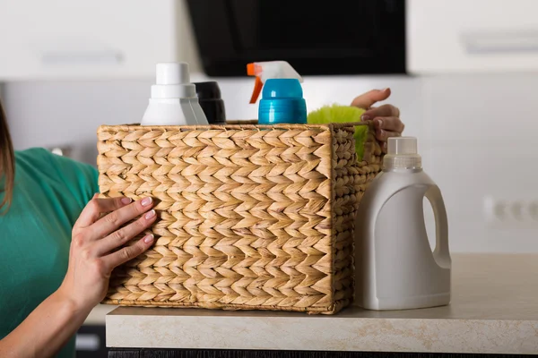 Vrouw die haar huis opruimt — Stockfoto